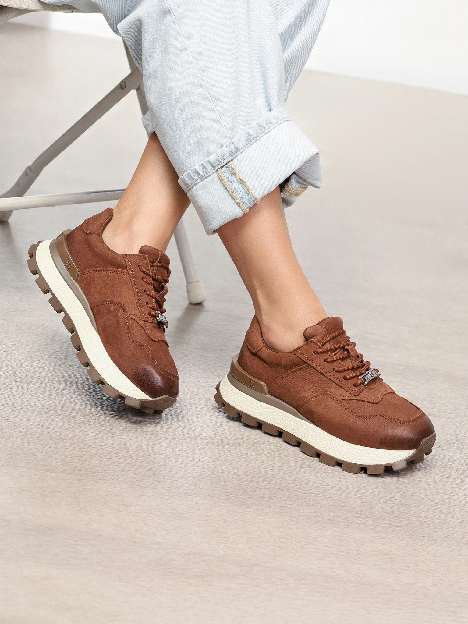 Кроссовки коричневого цвета с пряжкой на рельефной подошве 